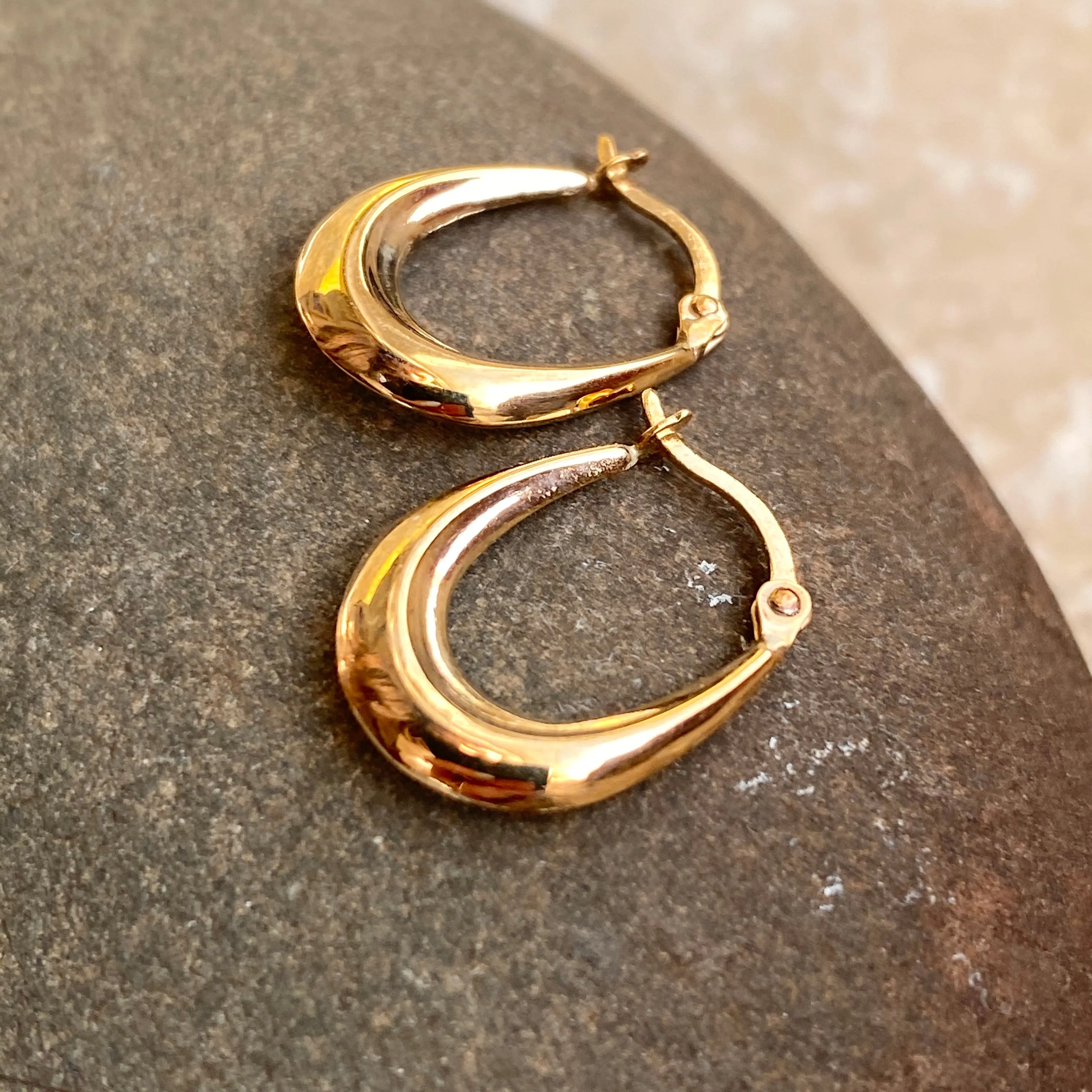 10KT Yellow Gold Polished Mini Hollow Oval Hoop Earrings