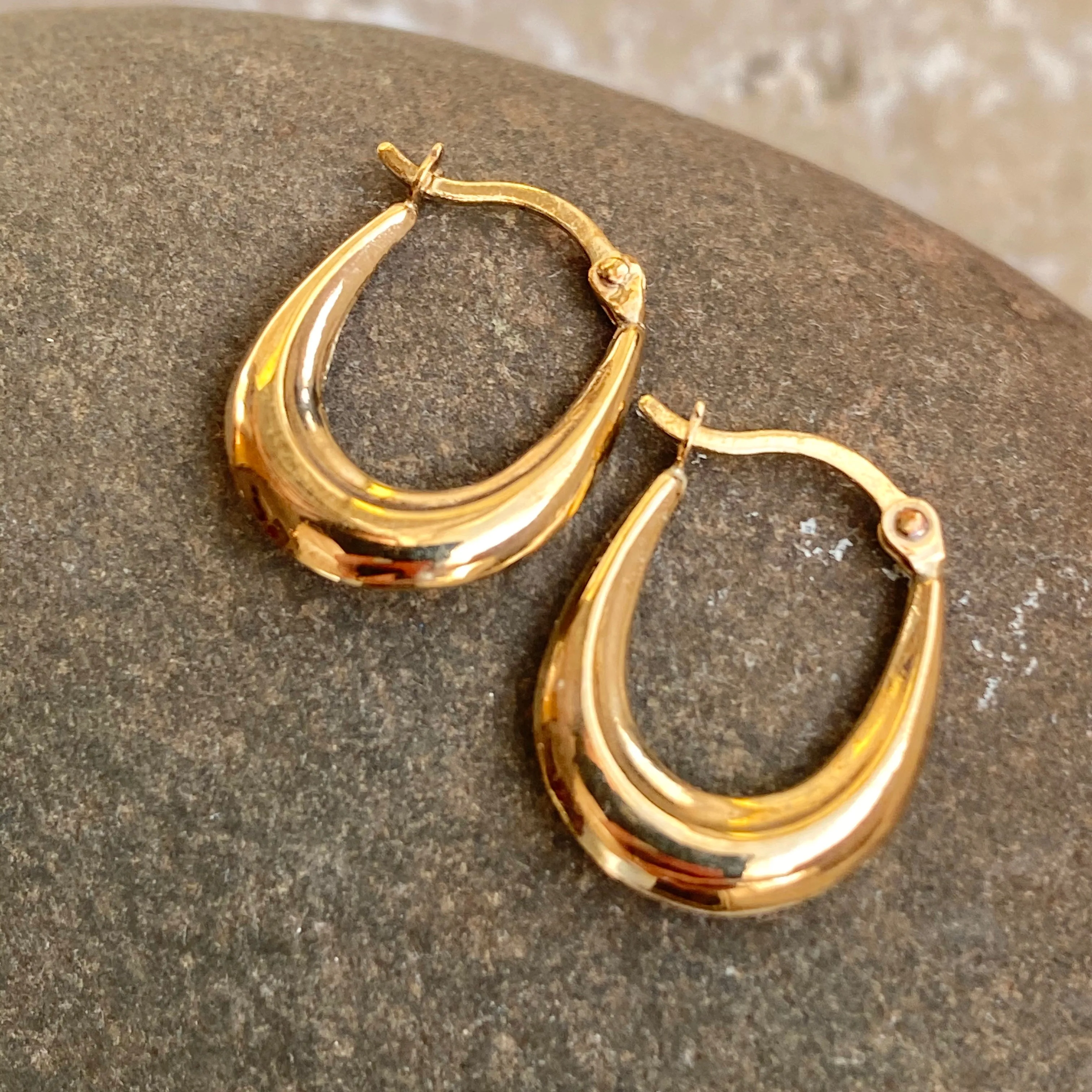 10KT Yellow Gold Polished Mini Hollow Oval Hoop Earrings
