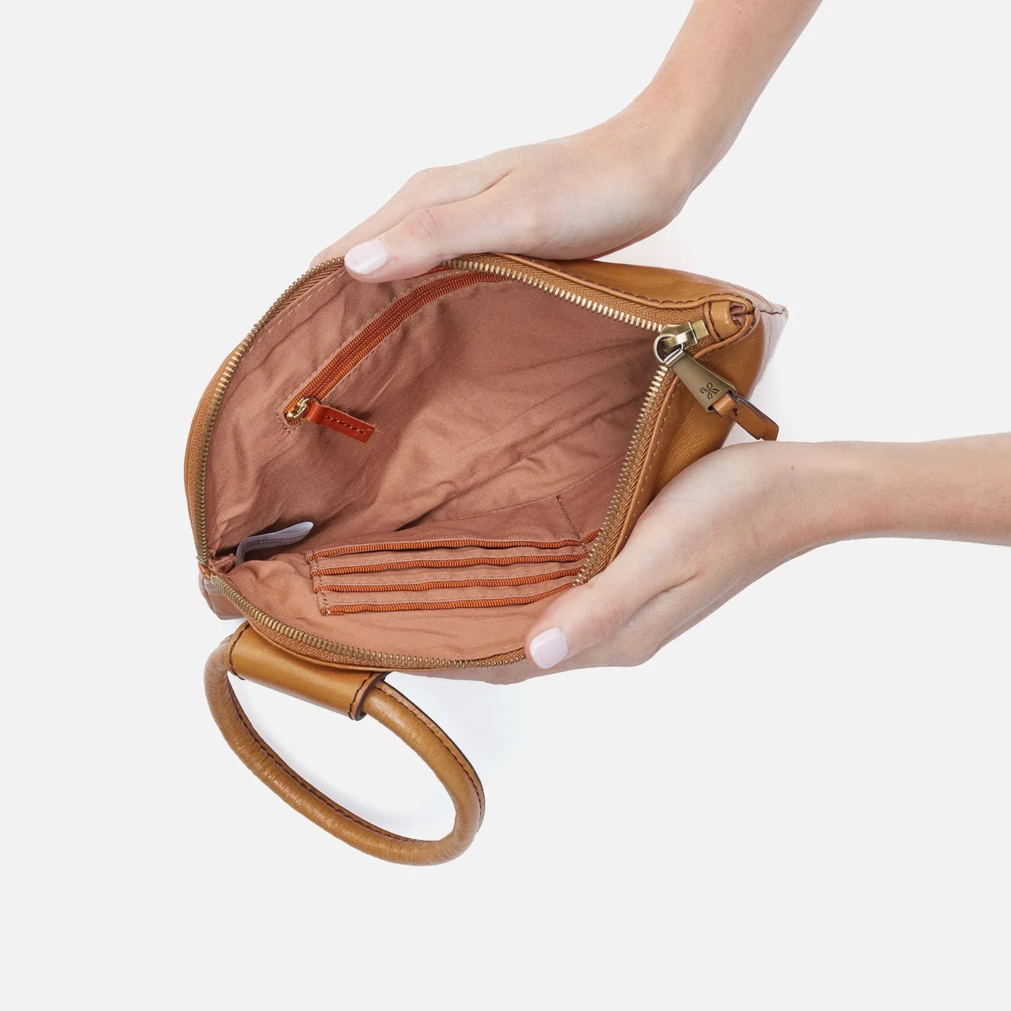 Sable Wristlet In Polished Leather - Natural